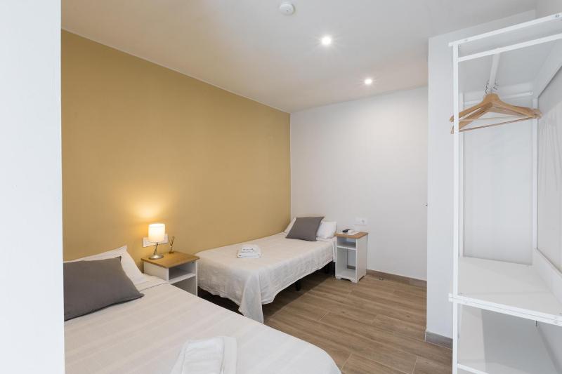 Standard Twin Room image 3