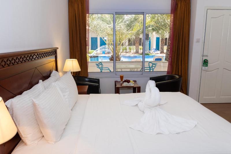 Double Room with Pool View image 1