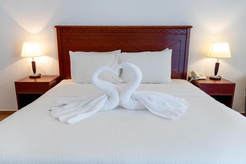 Double Room with Pool View image 3