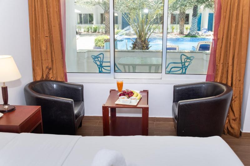 Double Room with Pool View image 4