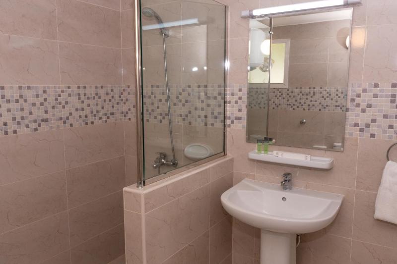 Twin Room with Garden View image 2