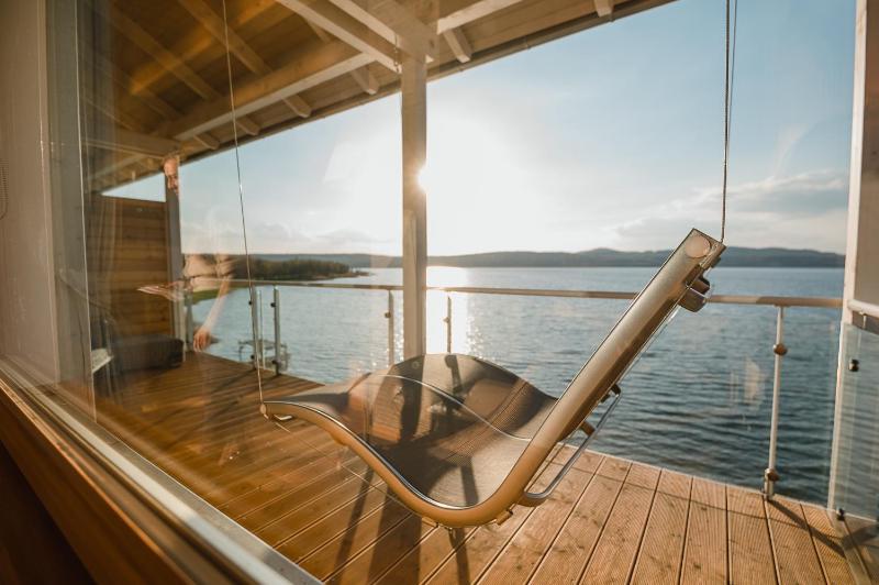Luxury Suite with Balcony and Lake View image 4