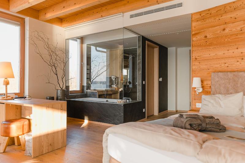 Luxury Suite with Balcony and Lake View image 3