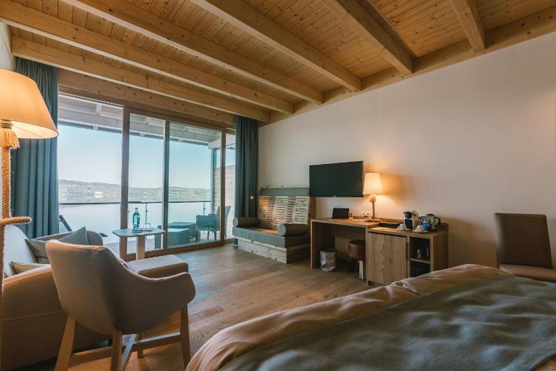 Double Room with Spa and Lake View image 4