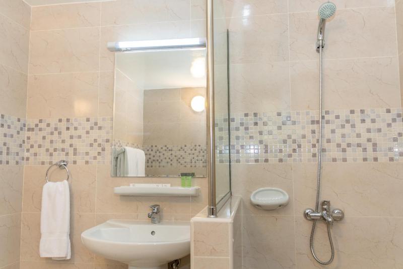 Twin Room with Pool View image 2