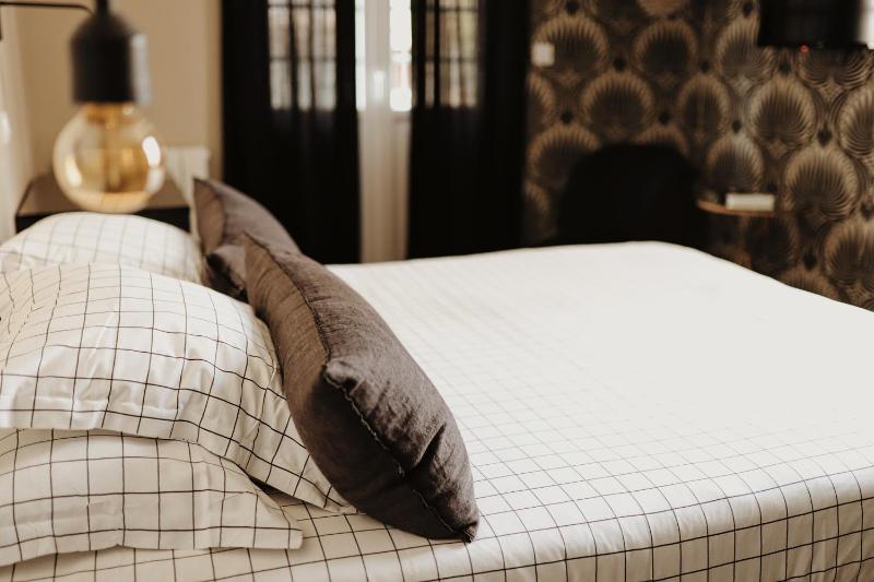 Deluxe Double Room with Balcony image 4
