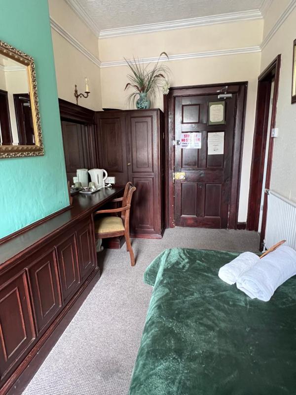 Single Room image 3