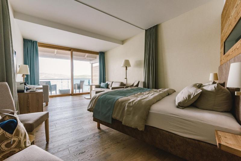 Large Double Room with Balcony and Lake View image 3