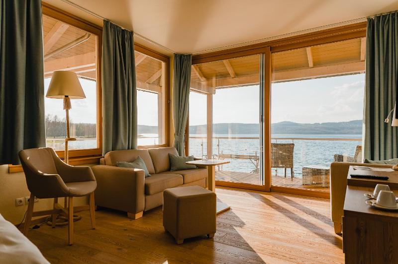 Large Double Room with Balcony and Lake View image 1