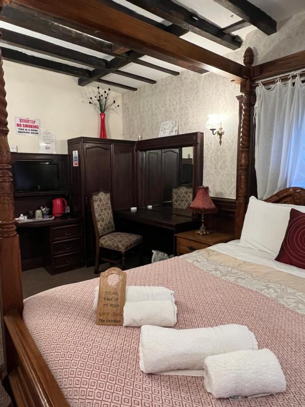 Double Room with Four Poster Bed image 3