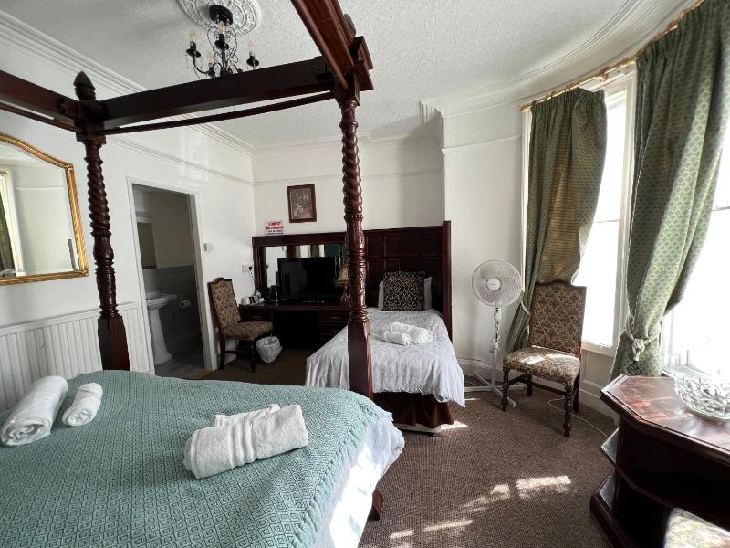Family Room (2 Adults + 1 Child) image 4