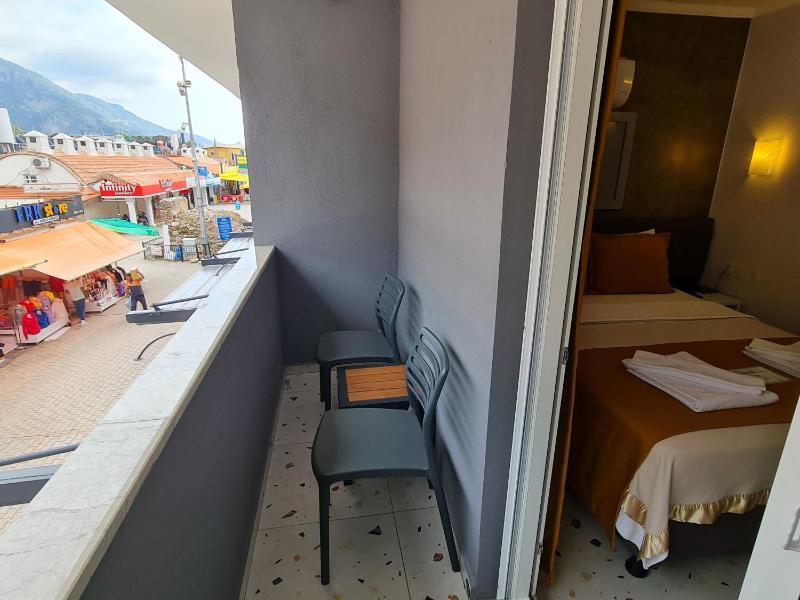 Double Room with Balcony image 2