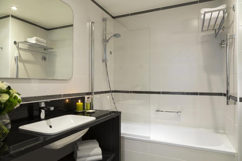 Studio with Eiffel Tower View image 2