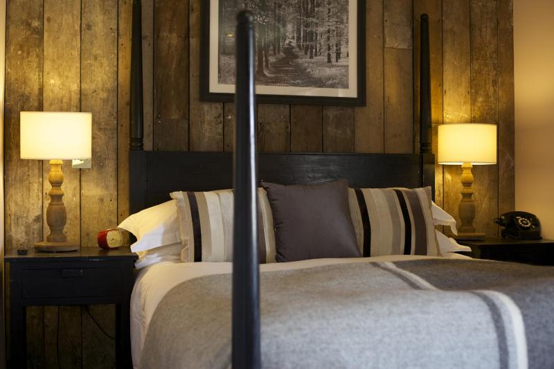 Standard Double Room image 4