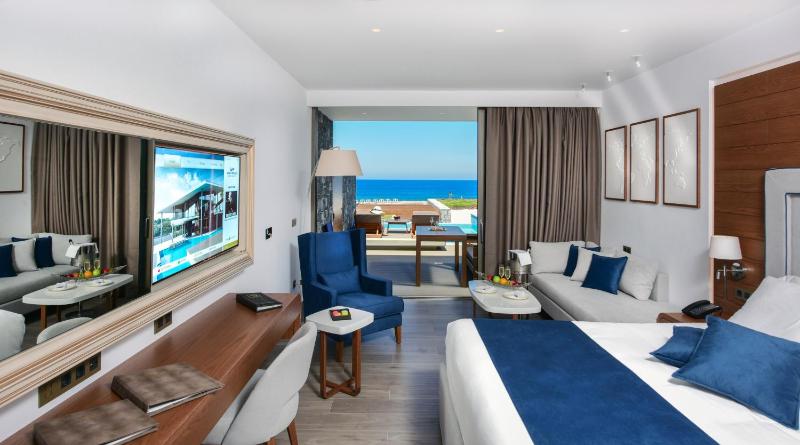 Deluxe Junior Suite Sea View with Private Pool image 3