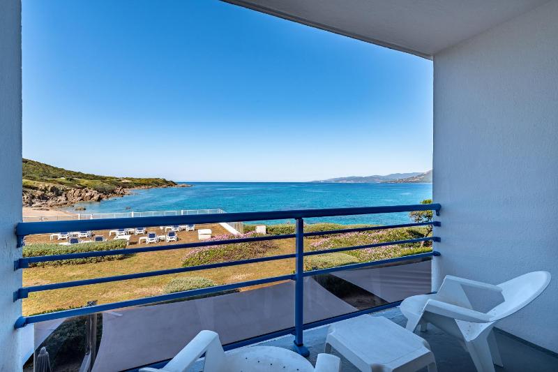 Double Room with Balcony and Sea View image 3