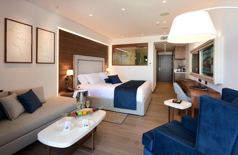 Deluxe Junior Suite Sea View with Private Pool image 4