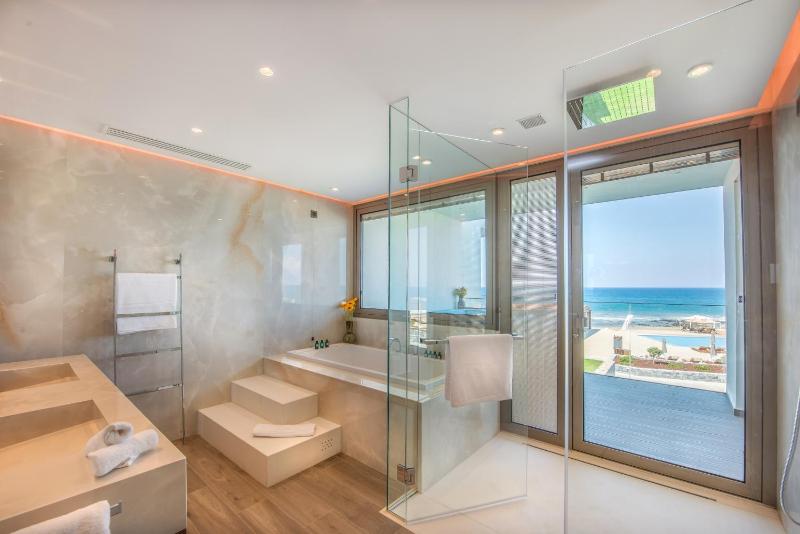 Aqua Marine Suite Waterfront with Outdoor Whirlpool and Gym image 4