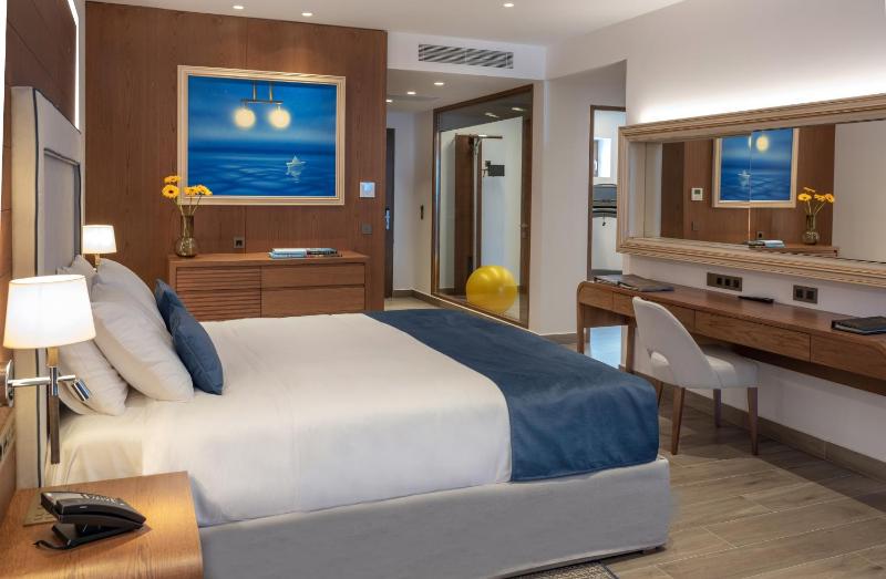 Aqua Marine Suite Waterfront with Outdoor Whirlpool and Gym image 1