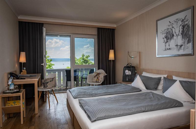 Standard Double Room with Lake View and Balcony image 2