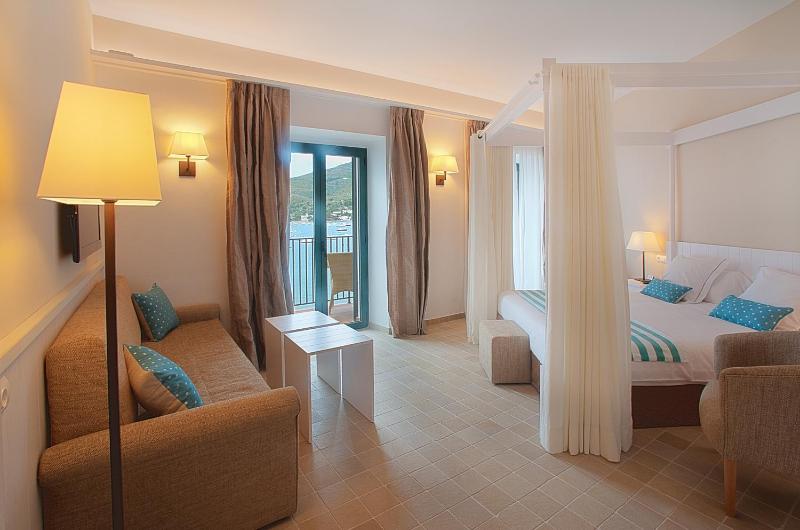 Quadruple Room with Sea View image 1