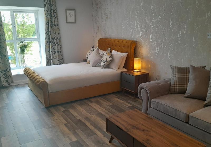 Superior King Room image 4