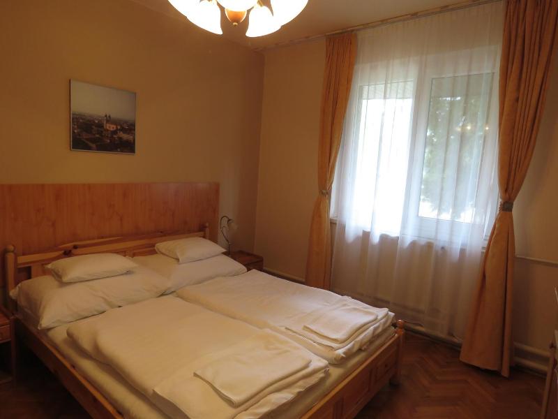 Standard Queen Room image 3