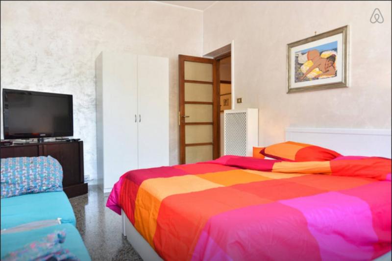 Standard Double Room with Shared Bathroom image 3