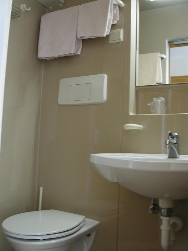 Single Room image 3