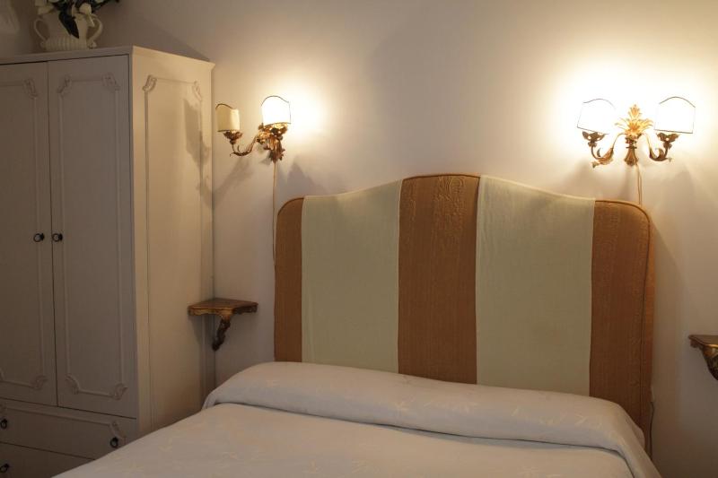 Small Double Room image 3