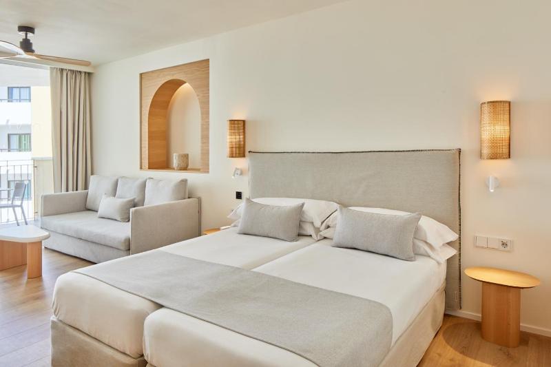 Twin Room with City View image 4