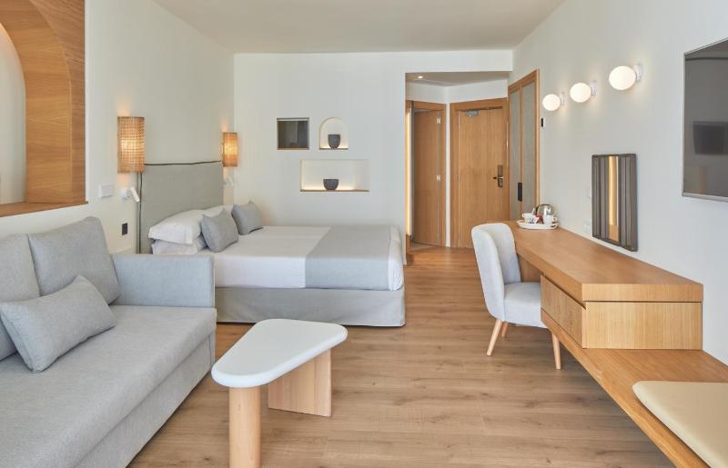 Twin Room with City View image 3