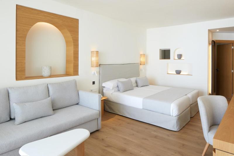 Twin Room with City View image 2