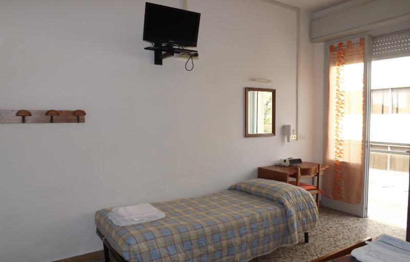 Standard Triple Room image 4