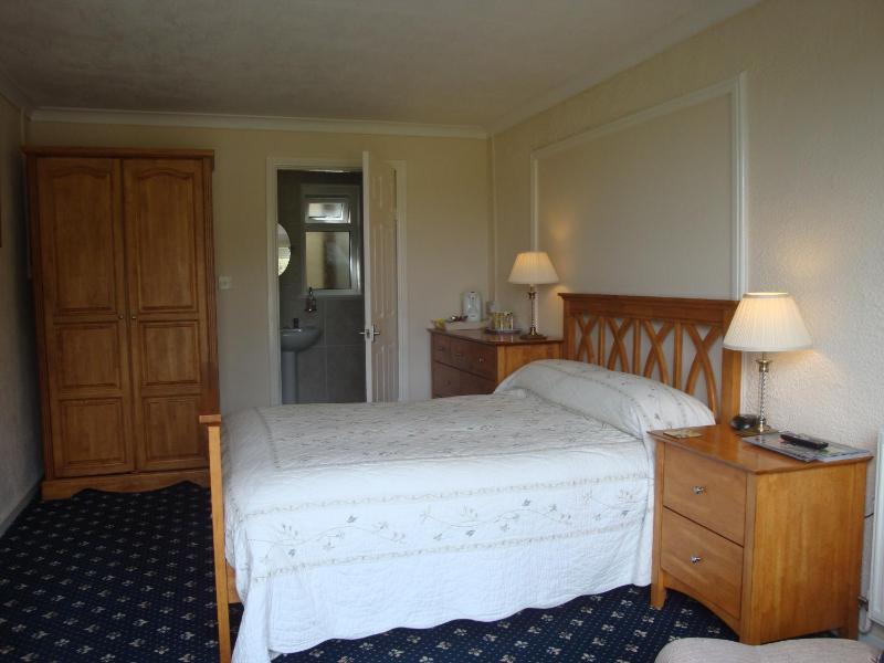 Double Room Ensuite with Mountain View image 4