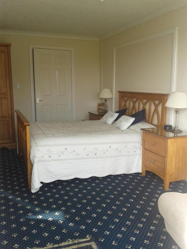 Double Room Ensuite with Mountain View image 2
