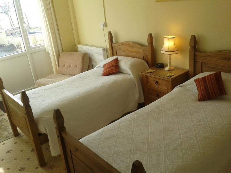 Twin Ensuite Room with Shower image 2