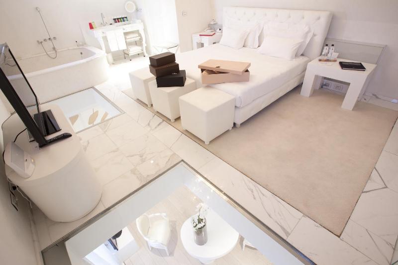 Duplex Suite - free spa access image 3