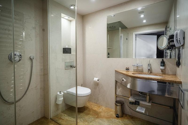 Deluxe Plus Room with View and Balcony image 4