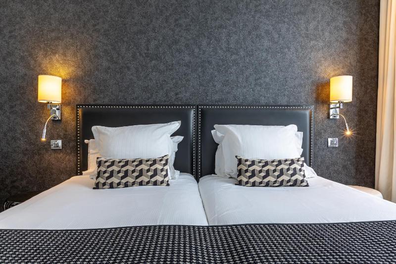Superior Twin Room image 3