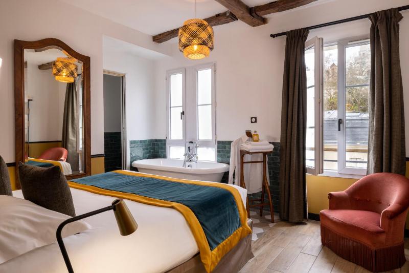 Superior Double Room with Sacre Coeur Basilica View image 3