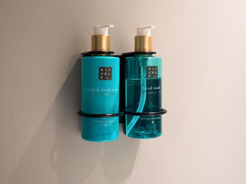 Standard Twin Room image 4