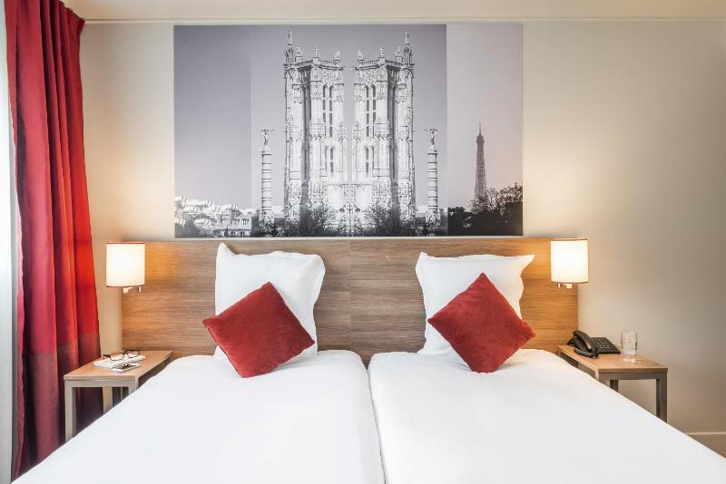 Studio with Twin Beds image 4