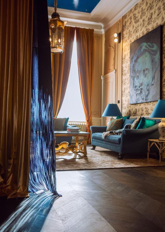 King Suite with Balcony image 4