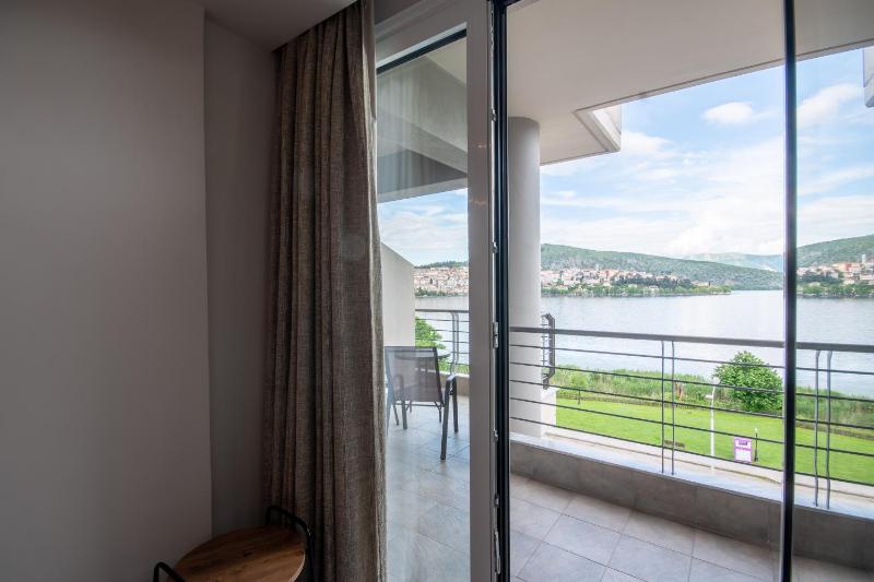 Double Room with Lake View image 4