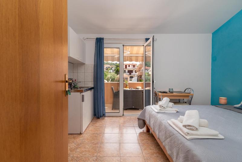 Double Room with Pool View image 1