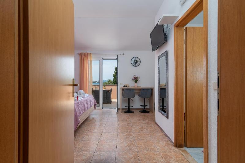 Studio Apartment with Sea View image 1