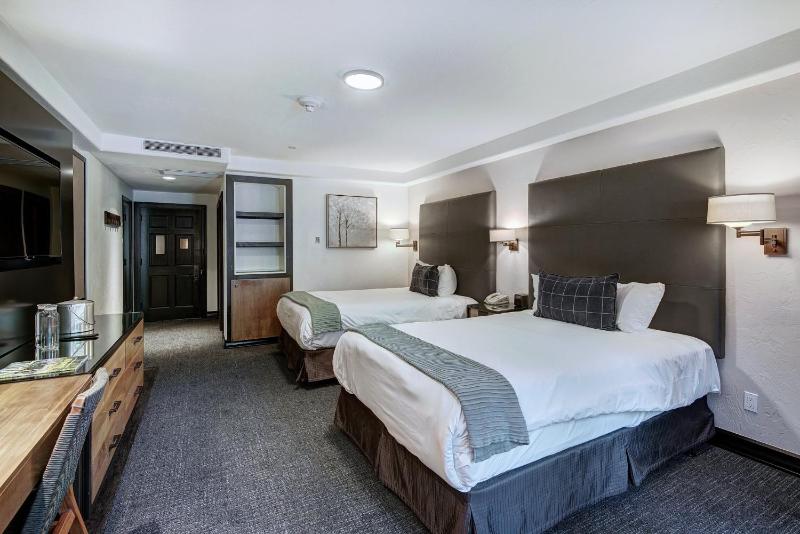 Queen Room with Two Queen Beds image 3