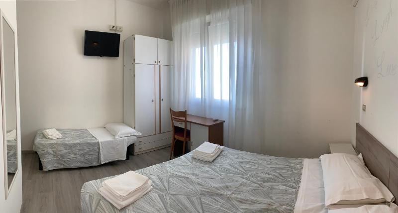 Double or Twin Room image 3