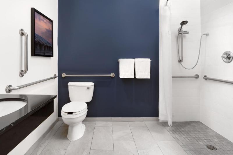 King Room with Adapted Tub - Mobility Accessible image 4